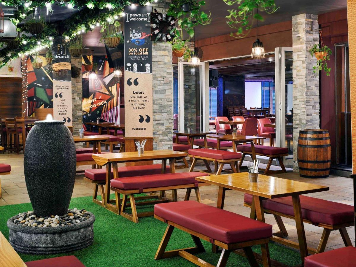 Moevenpick Hotel Jumeirah Lakes Towers Dubai Exterior photo Interior of a typical Hooters restaurant