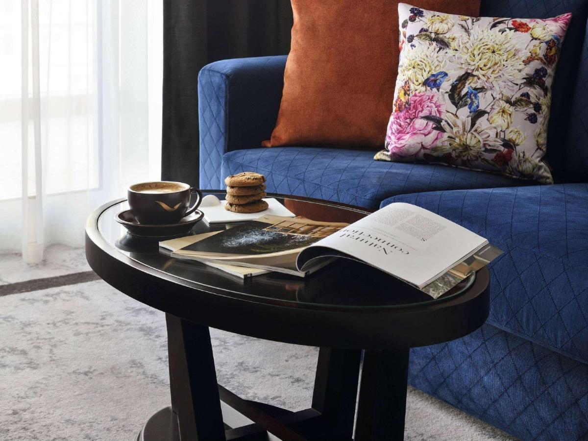 Moevenpick Hotel Jumeirah Lakes Towers Dubai Exterior photo A coffee table