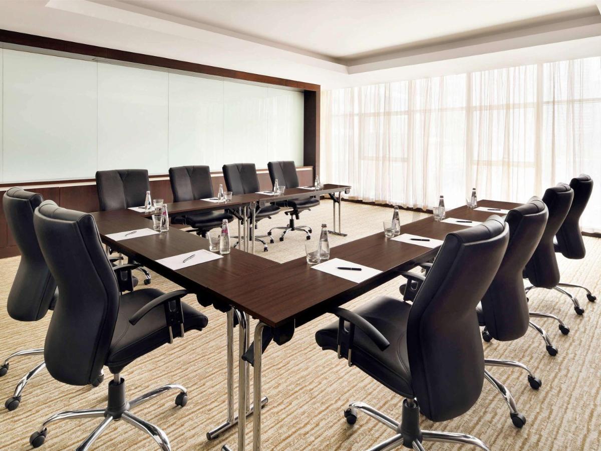 Moevenpick Hotel Jumeirah Lakes Towers Dubai Exterior photo A meeting room