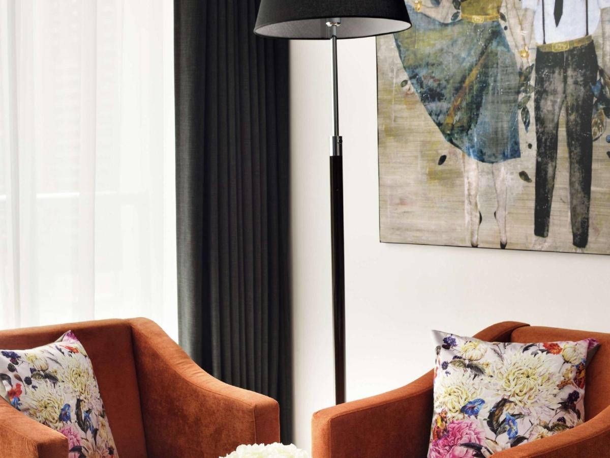 Moevenpick Hotel Jumeirah Lakes Towers Dubai Exterior photo A floor lamp